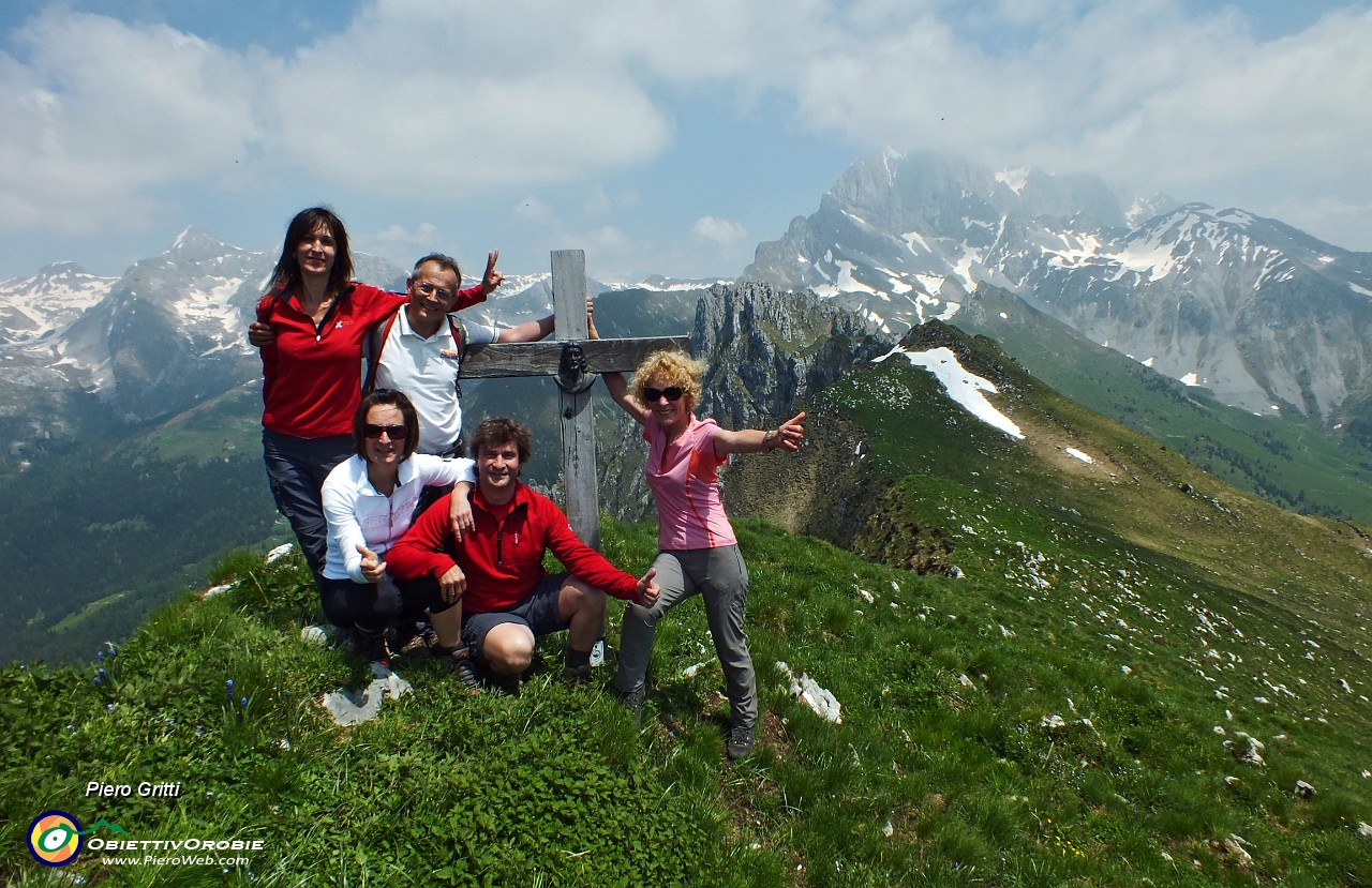 01 In vetta al Monte Campo (1952 m) con vista in Cime di Bares e  Presolana.JPG